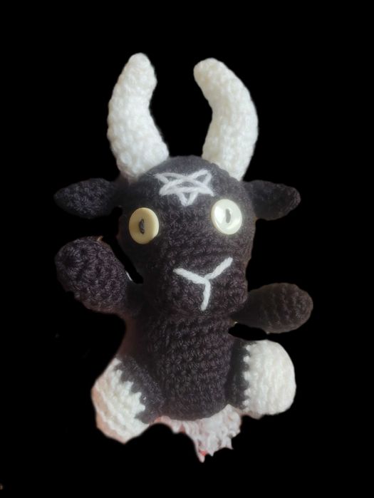 Baphomet Fofinho em Crochê – Um Toque Místico e Divertido