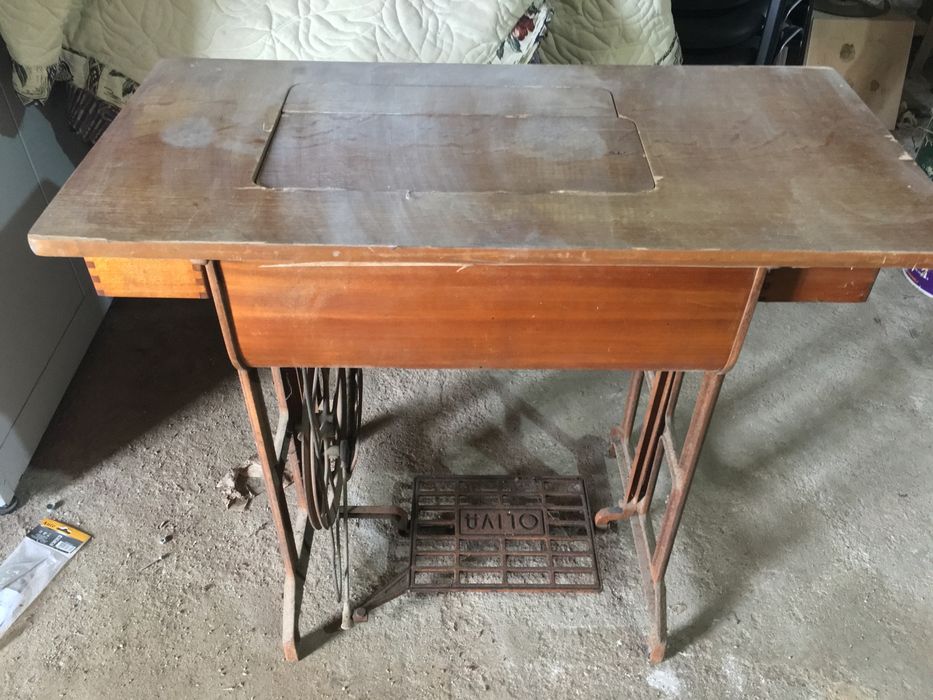 Maquina de Costura com Mesa