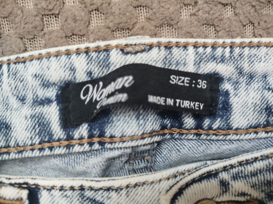 Продам світлі джинси Mom.
Стильні джинси у модному фасоні mom, з ви