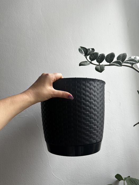 Duża czarna plastikowa doniczka na kwiatka srednica 25 cm; wys 21,9 cm