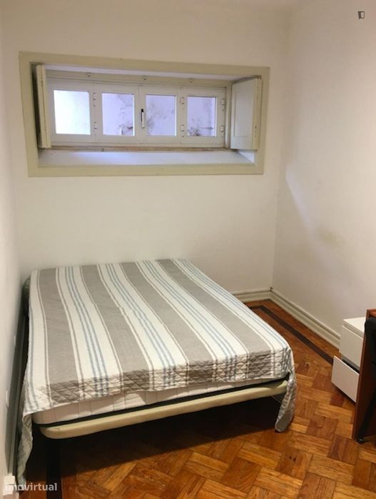 Quarto - localizado em  Coimbra