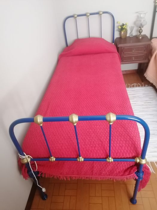 Cada 2 Camas em Ferro. Em bom estado de conservação, cada cama por