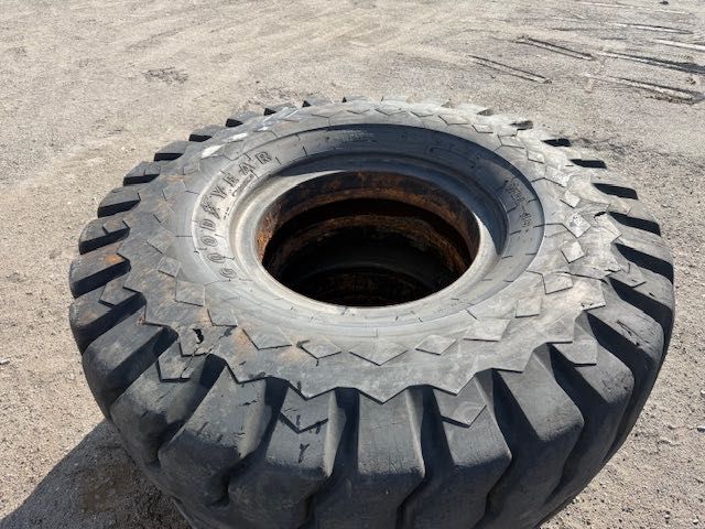 18.00 R25 opona przemysłowa ładowarka wózek portowy