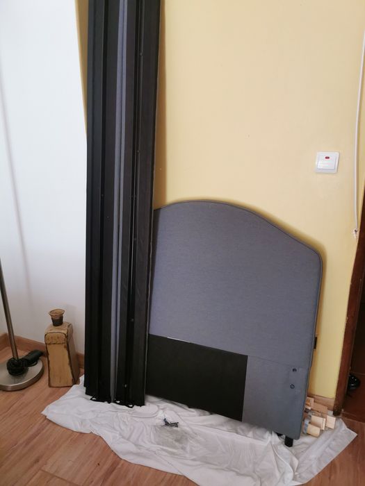 Cama solteiro forrada.