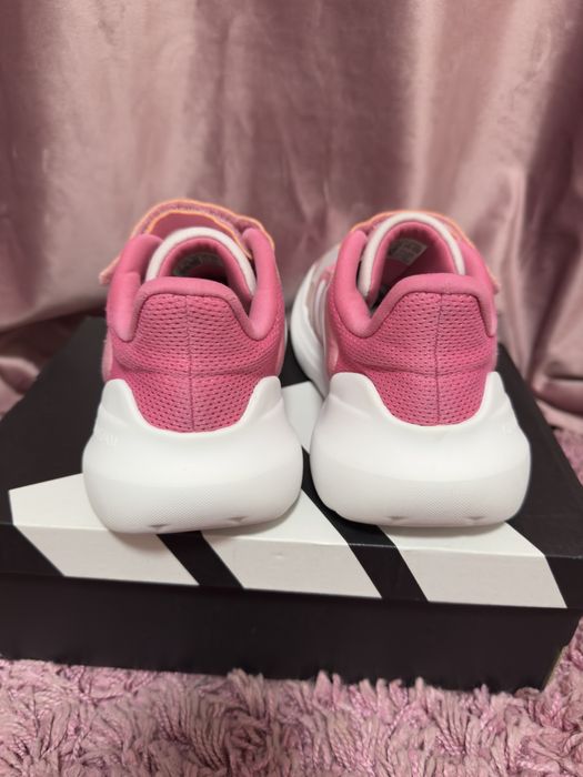Оригінальні кросівки adidas в чудовому стані