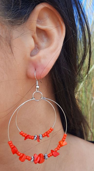 Brincos feitos com materiais naturais