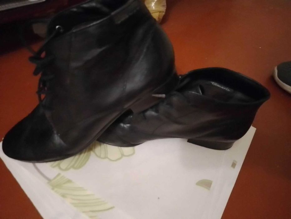 Взуття різне для чоловіків та жінок