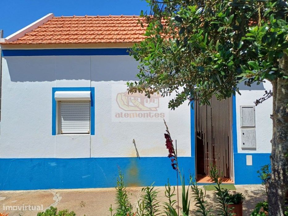 Casa antiga com jardim para renovar - Melides