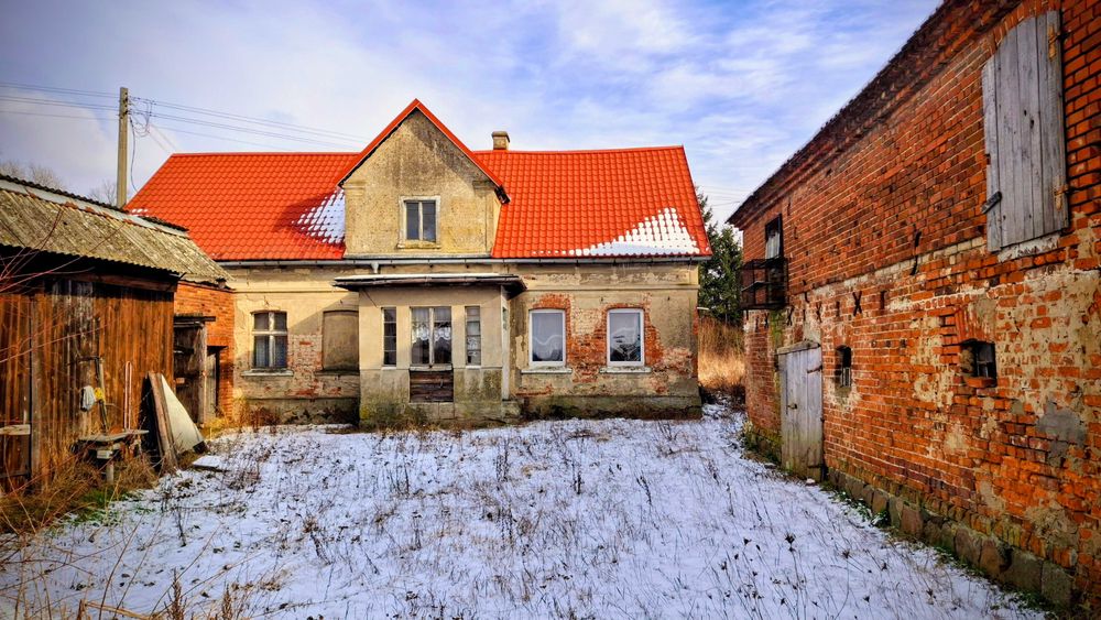 Dom na sprzedaż z budynkami gospodarczymi na dużej działce.