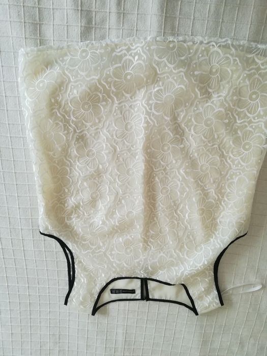 Top branco pérola clássico. Com renda.