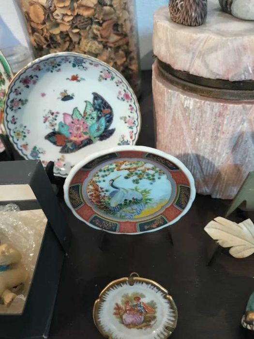 Peças decorativas de vitrine e azulejo humorístico