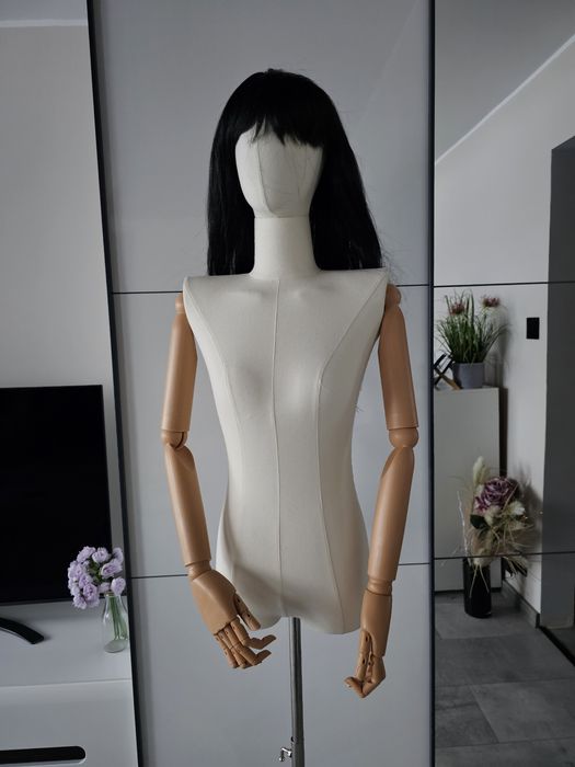 Manekin damski ekspozycyjny