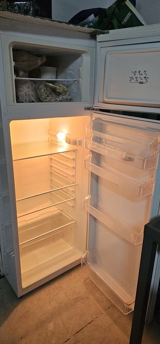 um frigorífico em bom estado