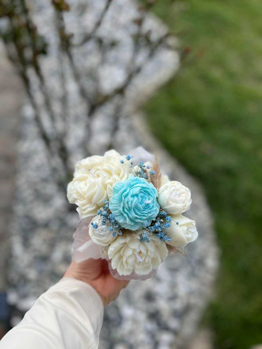 Mały box z kwiatów z wosku – biało-niebieski | ręcznie robiony