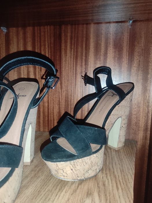 Vendo sandálias pretas 40/41
