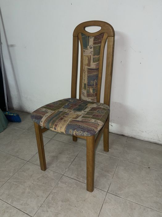 Conjunto de mesa extensora de madeira e 6 cadeiras