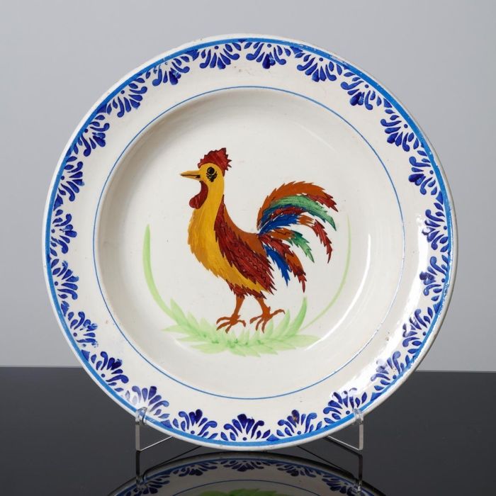 Dois pratos antigos em faiança portuguesa