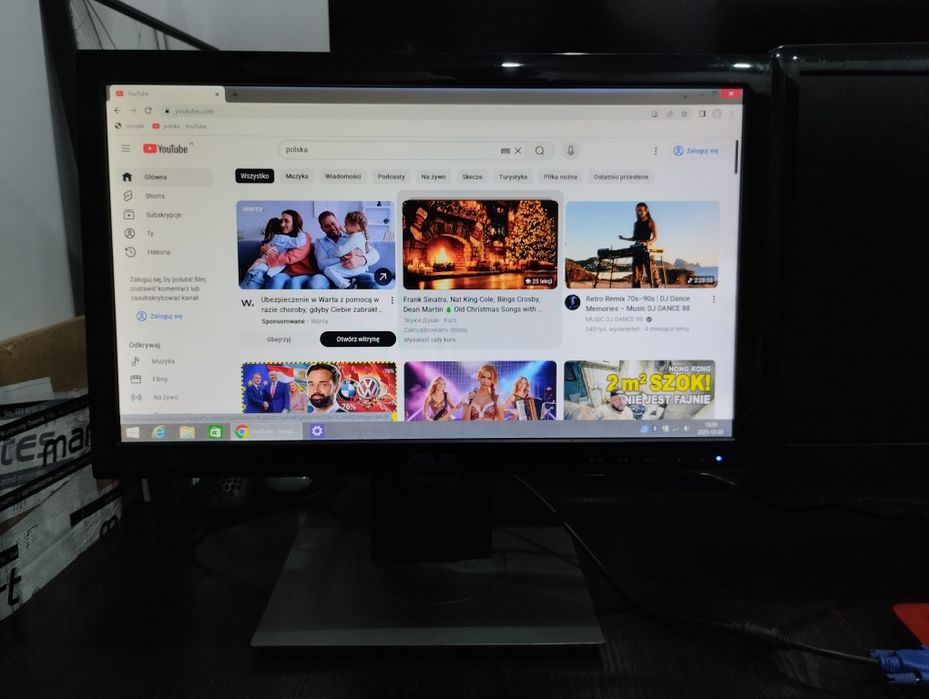 Laptop YouTube Netflix z monitorem lub bez