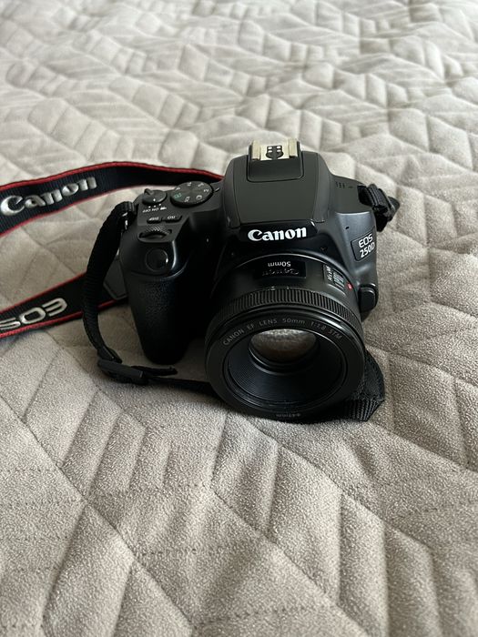 Камера Canon EOS250D з обʼєктивом