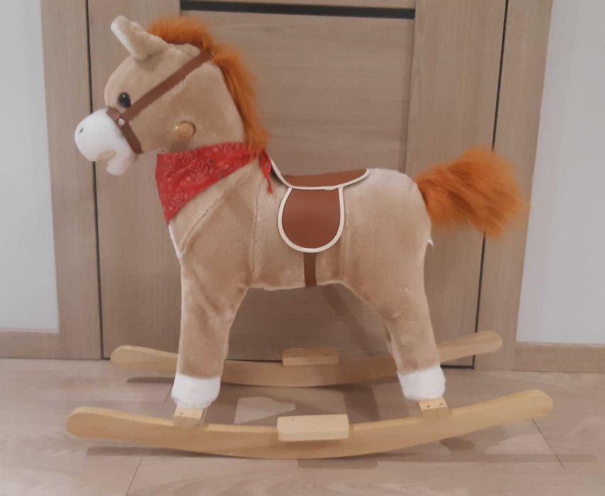 Grający koń na biegunach