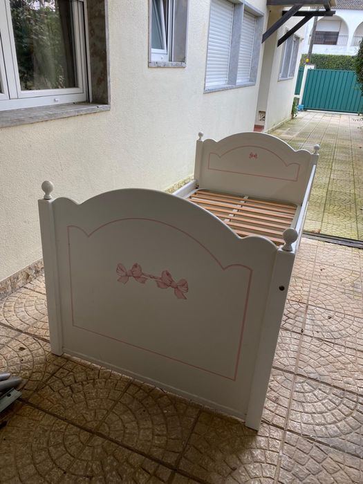 Cama branca com detalhes cor de rosa