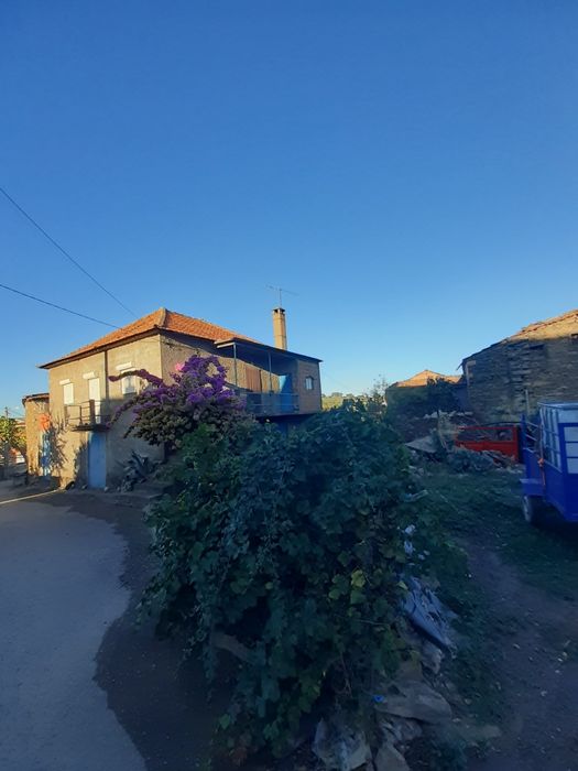Vende-se Casa com anexos no concelho de Mogadouro.