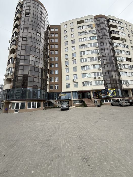 Квартира з панорамним вікном,стильна та сучасна,
