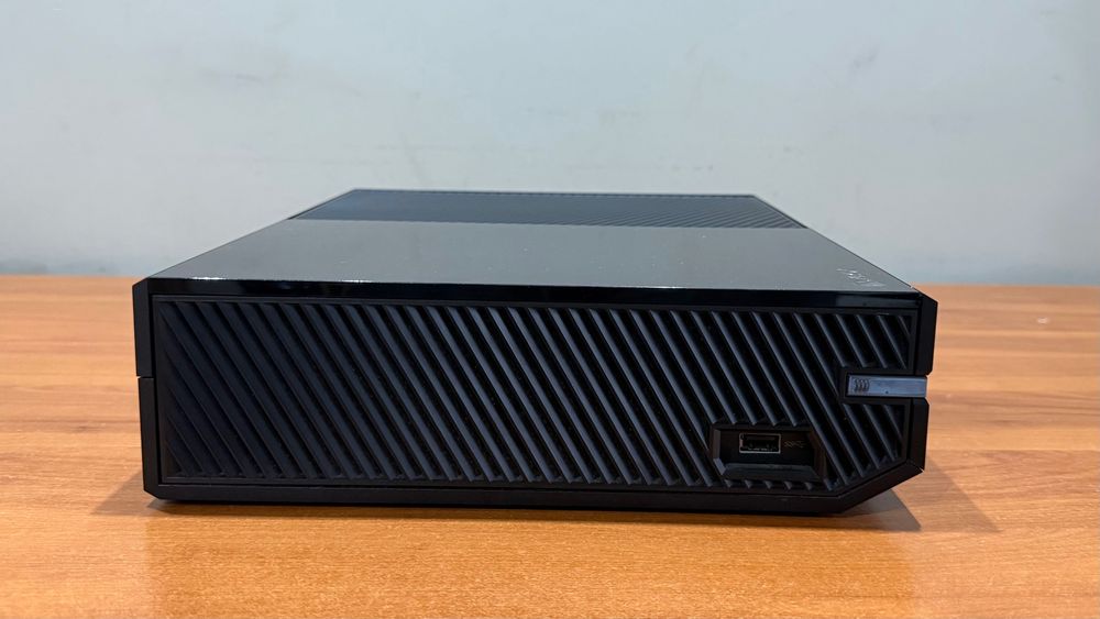 Xbox One + 7 Jogos + Comando Xbox Series + Bateria Extra