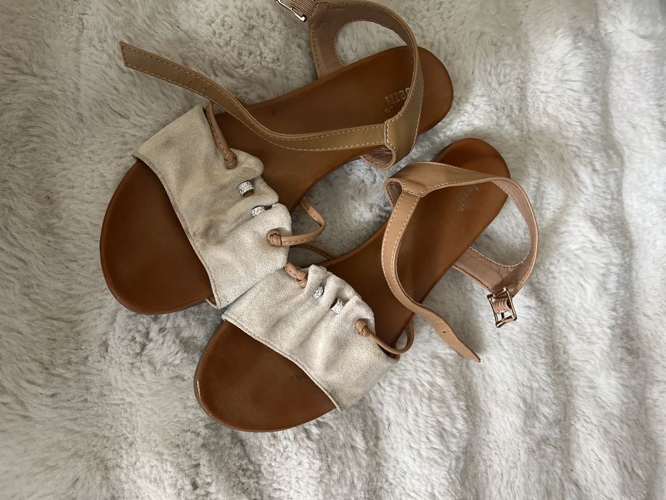 Sandały błyszczace kuleczki beżowe