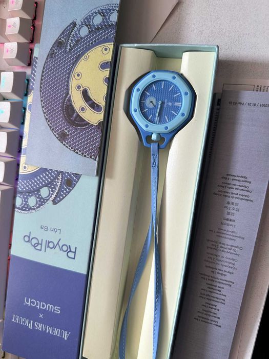 Swatch x AP Lan BA SSX03L100N– niebieski dial, 90h rezerwy, modułowy POP, zestaw