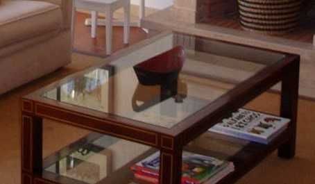 Mesa de madeira e vidro