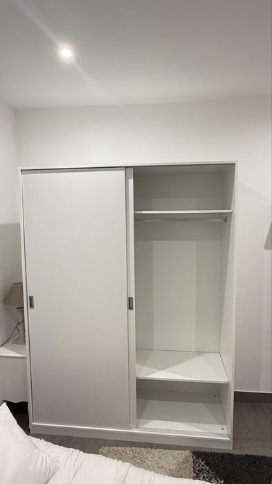 Roupeiro 2 portas de correr ( novo - 1 mês de uso ) PREÇO PARA VENDER HOJE