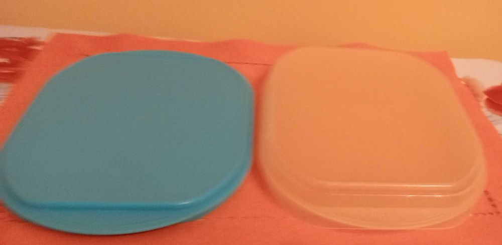 Pojemnik Tupperware do przechowywania żywności.