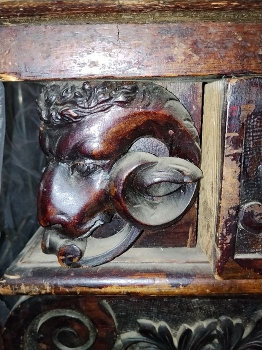 Старинный обеденный стол.