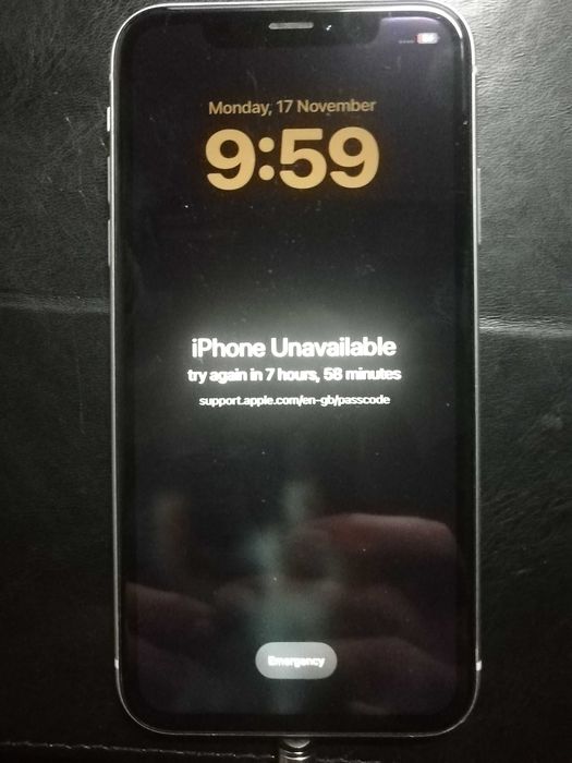 iPhone xr 64 Gb  (На запчастини) Включається і заряджається.