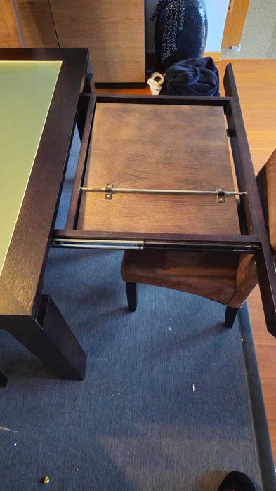 Mesa de sala em madeira maciça com tampo de vidro