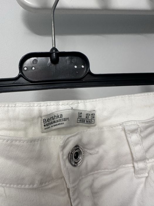 Białe spodnie damskie Bershka