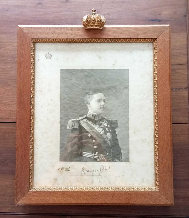 Antigo retrato emoldurado Rei D. Manuel II assinado
