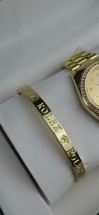 Conjunto relógio com duas pulseiras