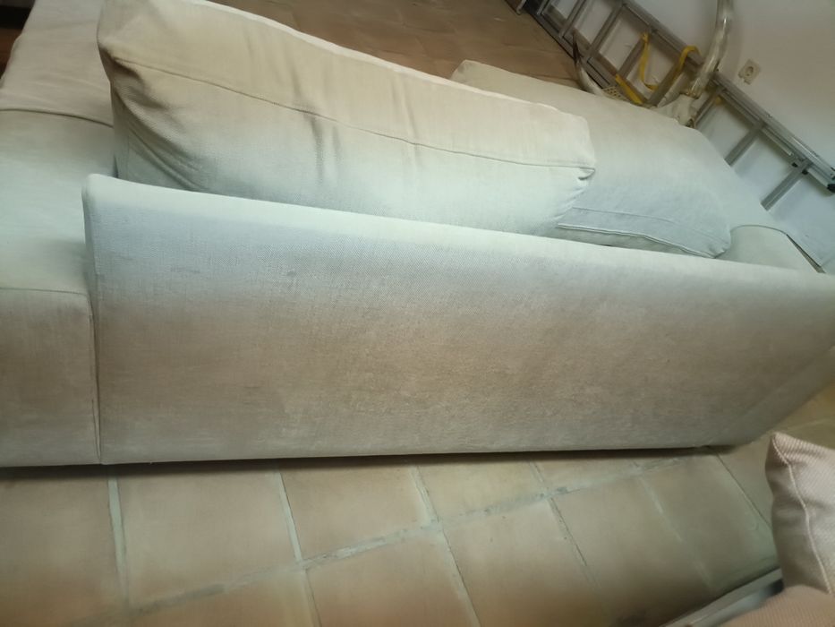 Sofa de dois lugares.Nao está rasgada , só tem que ser limpa