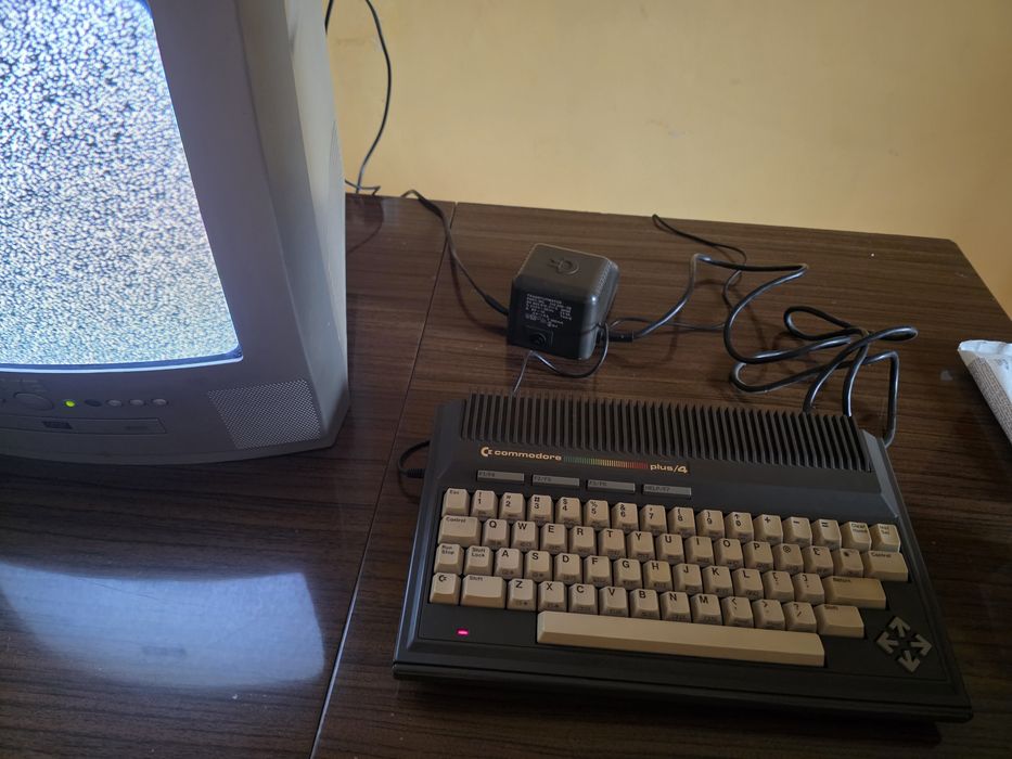 Kultowy Retro Komputer Commodore Plus/4 – Zestaw z pudełkiem (BOX)