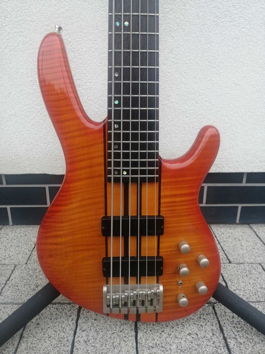 Cort A6. Gitara basowa sześciostrunowa.
