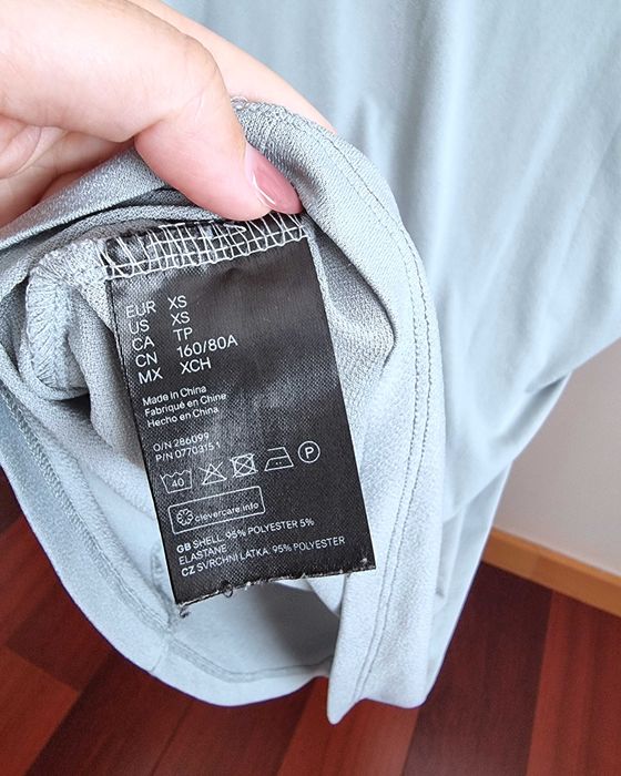 Blusa azul esverdeada H&M, tamanho XS
