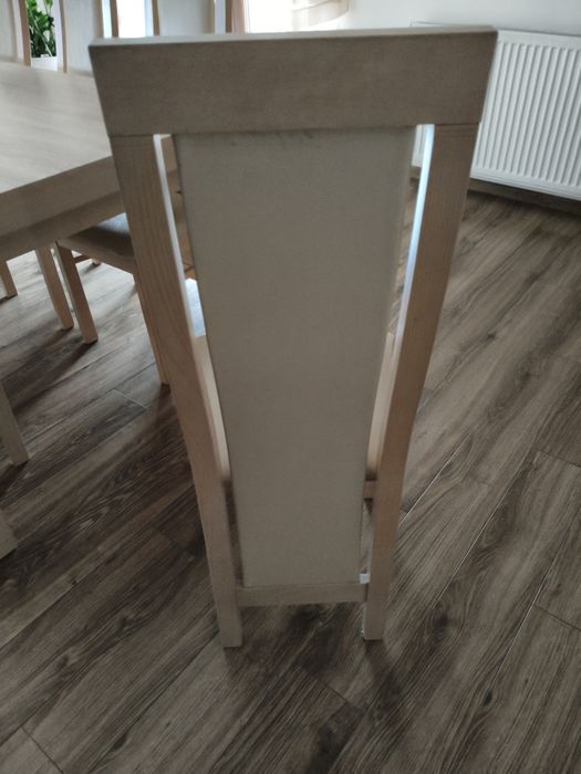 Duży stół plus krzesła