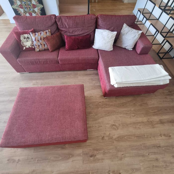 Sofá com chaise longue e puff de centro