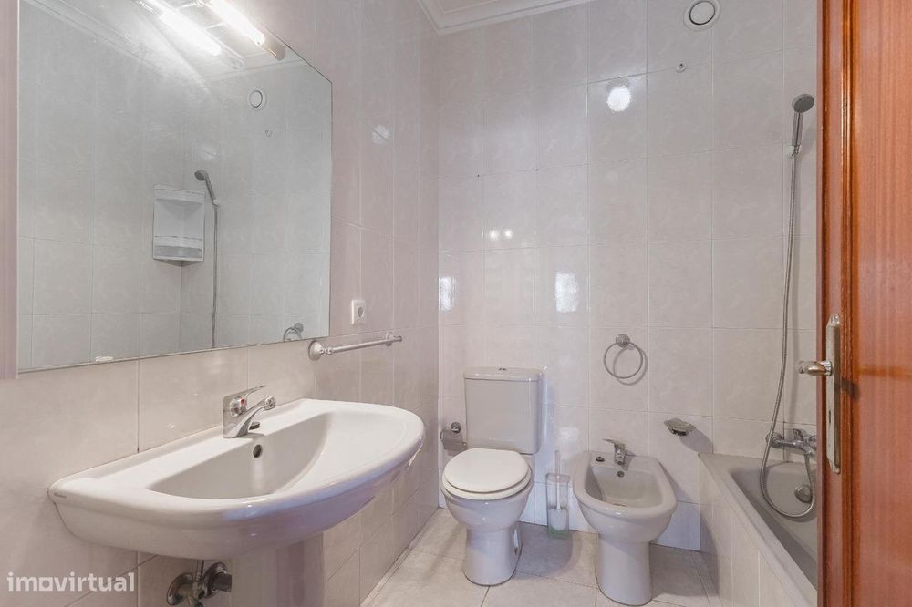 Apartamento T1 com Varanda em Canelas