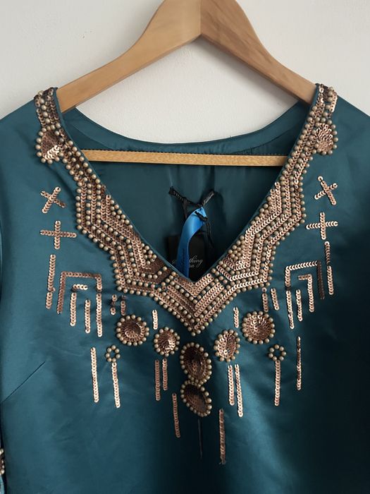 Nowa Vivikes satynowa sukienka z bogatym zdobieniem etno boho