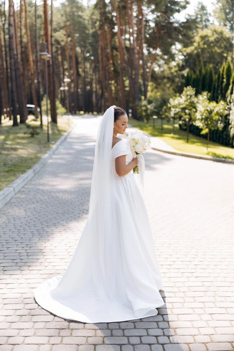 Весільна  сукня атласна