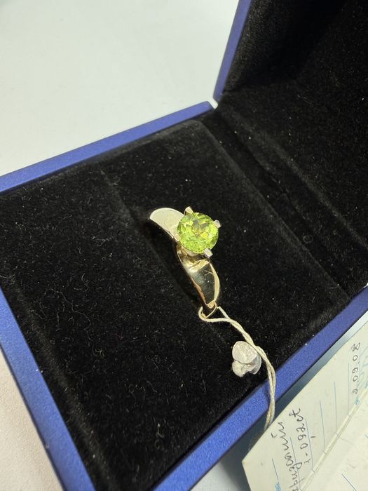 Золота каблучка 585 проби з хризолітом