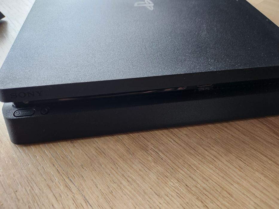 PS4 1B + Stand + 2 Controllers64551693833218121